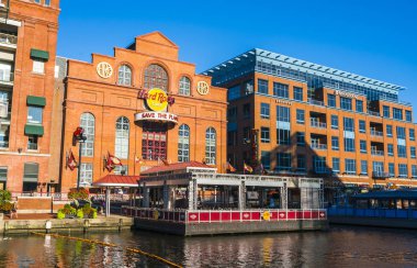 Güneşli bir günde Baltimore İç Limanı.