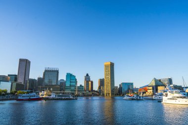 Güneşli bir günde Baltimore İç Limanı.