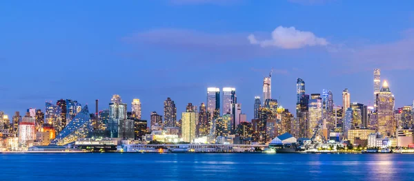 New York, ABD, 08-25-17: New York City gece vakti Hudson River 'daki yansıma ile gökyüzü.