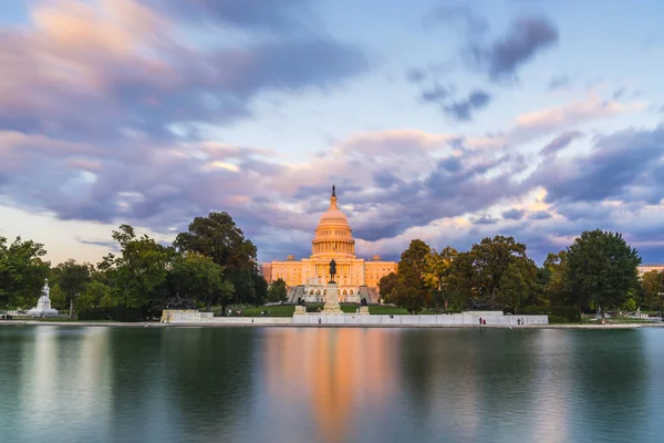 Edifício Capitólio Dos Estados Unidos Pôr Sol Wirh Reflexão Água — Fotografia de Stock