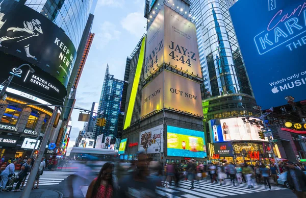 New York, ABD, 09-03-17: Ünlü, kalabalık ve trafik ile gece saat aralığı.
