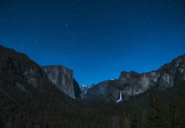 Geceleyin gökyüzü arkaplanlı Yosemite.
