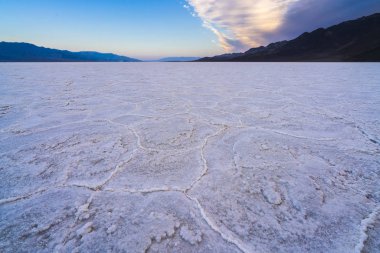 kötü bir su havzası peyzaj gün batımında, Ölüm Vadisi Milli Parkı, California, ABD.