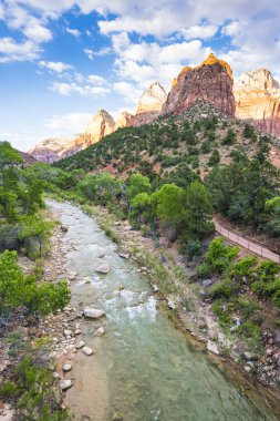 Güneşli bir günde güzel Zion Ulusal Parkı, Utah, ABD.