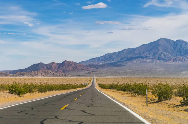通往死亡谷国家公园的道路 — 图库照片
