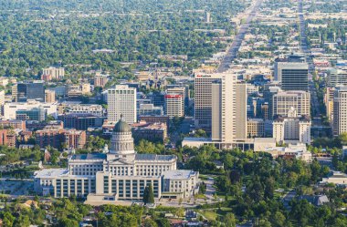 Salt Lake City, Utah, ABD. 2017 / 06 / 14: günbatımında güzel bir tuz gölü şehri.