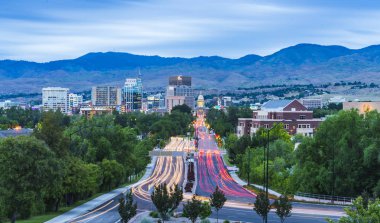 Boise, Idaho, ABD 2017 / 06 / 15: Geceleri trafik ışıklarıyla Boise şehri.