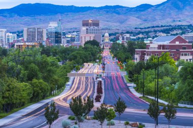 Boise, Idaho, ABD 2017 / 06 / 15: Geceleri trafik ışıklarıyla Boise şehri.