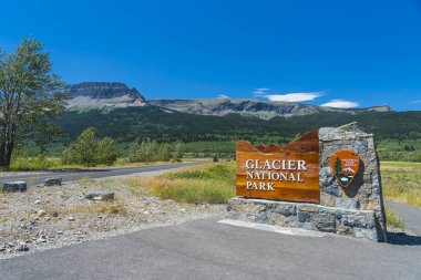 Buzul Ulusal Parkı, Montana, ABD. 7-22-17: Girişteki buzul milli parkı tabelası.