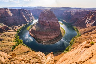Güneşli bir günde güzel bir at nalı kıvrımı, Page, Arizona, ABD.