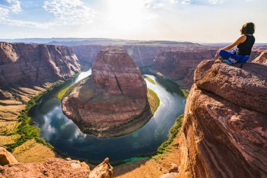 Güneşli bir günde güzel bir at nalı kıvrımı, Page, Arizona, ABD.