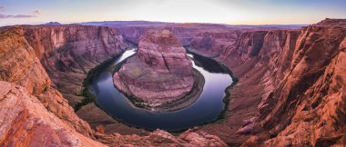 Gün batımında güzel bir at nalı kıvrımı, sayfa, Arizona, ABD.