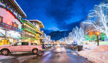 leavenworth, Washington, ABD. -02 / 14 / 16: Kışın ışıklandırma dekorasyonu ile güzel Leavenworth.