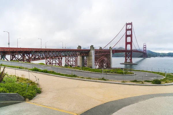 Golden Gate När Solen Går Ner Med Dimma Vintern San — Stockfoto