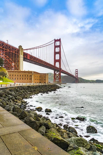 Golden Gate När Solen Går Ner Med Dimma Vintern San — Stockfoto