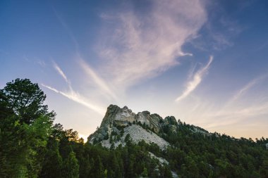 Gün batımında Rushmore doğal anıtı..
