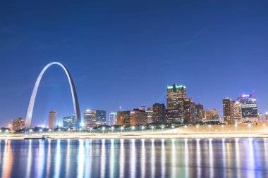 St. Louis gökdeleninde gece yansıması var, st. Louis, Missouri, ABD.