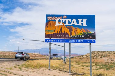 Utah, ABD. 06-01-17: Güneşli bir günde yol kenarındaki Utah tabelası.