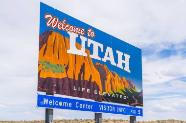 Utah, ABD. 06-01-17: Güneşli bir günde yol kenarındaki Utah tabelası.
