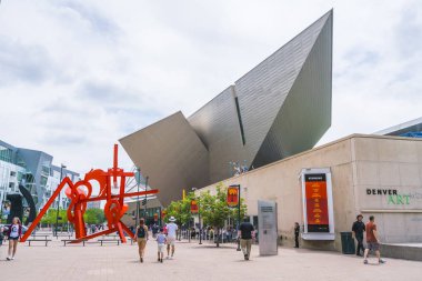Denver, Colorado, ABD. 06 / 11 / 17: Güneşli bir günde Denver Sanat Müzesi.