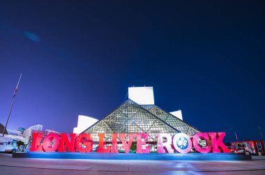Çerçevenin Rock 'n Roll Salonu. Cleveland, Ohio, ABD 2-19-17: Geceleri Rock' n Roll Müzesi.