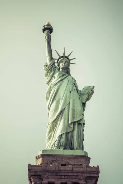 Estátua Liberdade Com Fundo Azul Céu — Fotografia de Stock