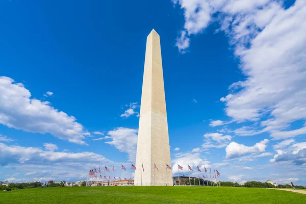 Washington Monument Solig Dag Med Blå Himmel Bakgrund — Stockfoto