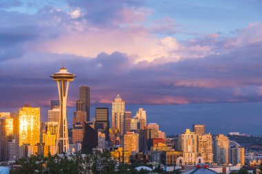 Günbatımında bulutlu Seattle şehri manzarası, Seattle, Washington, ABD.