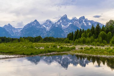 Grand Teton Ulusal Parkı Nehirdeki yansımasıyla.