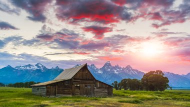 Grand Teton Ulusal Parkı Nehirdeki yansımasıyla.
