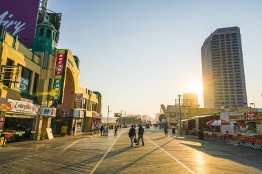 Atlantic City, New Jersey, ABD. 09-04-17: Atlantic City Boardwalk gün batımında.