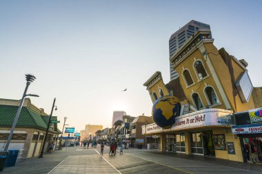 Atlantic City, New Jersey, ABD. 09-04-17: Atlantic City Boardwalk gün batımında.