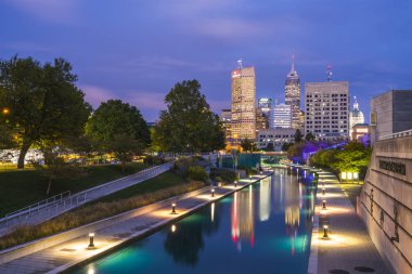 Indianapolis, Indiana, USA-09-13-17, su üzerinde yansıması olan güzel Indiannapolis silueti..