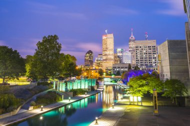 Indianapolis, Indiana, USA-09-13-17, su üzerinde yansıması olan güzel Indiannapolis silueti..
