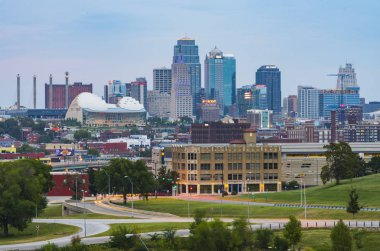 Kansas, Missouri, ABD. 09-15-17, güzel Kansas şehri alacakaranlıkta ufuk çizgisi.