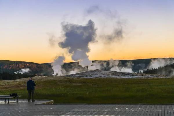 Antiguos Fieles Por Mañana Verano Parque Nacional Yellowstone Usa — Foto de Stock