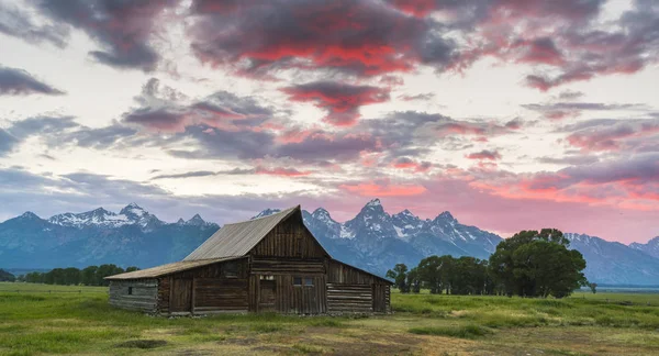Grand Teton Ulusal Parkı Nehirdeki yansımasıyla.