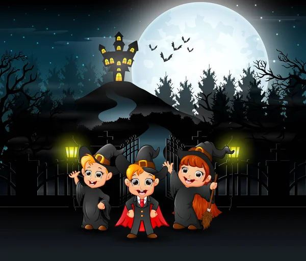 Crianças Felizes Vestindo Trajes Halloween Livre Com Fundo Casa Assombrada —  Vetores de Stock