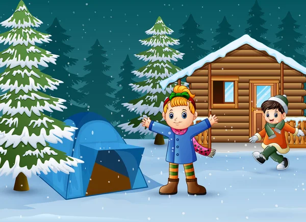 快乐的孩子们穿上冬衣 在雪木房子前玩耍 — 图库矢量图片