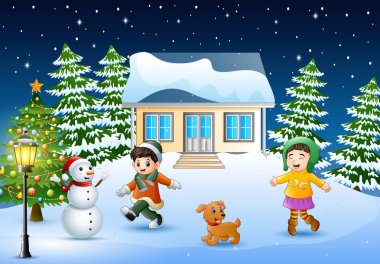 Noel gününde kar yağıyordu evinin önünde oynayan mutlu çocuklar