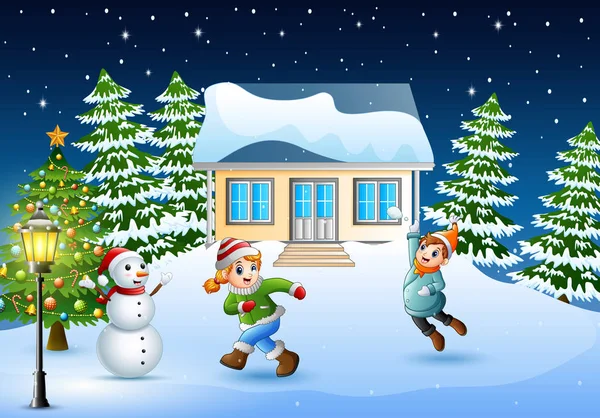 Glückliche Kinder Spielen Weihnachtstag Vor Dem Verschneiten Haus — Stockvektor