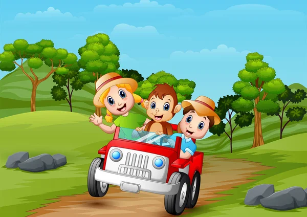 Szczęśliwe Dzieci Małpa Jedzie Czerwony Samochód Drodze Lasu — Wektor stockowy