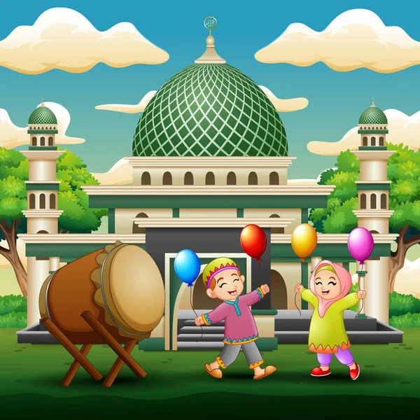 Счастливые Мусульманские Дети Держат Воздушные Шары Перед Мечетью — стоковый вектор