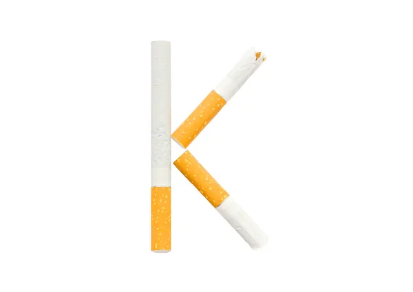 在白色背景上以字母"K"的形式折叠的香烟 — 图库照片
