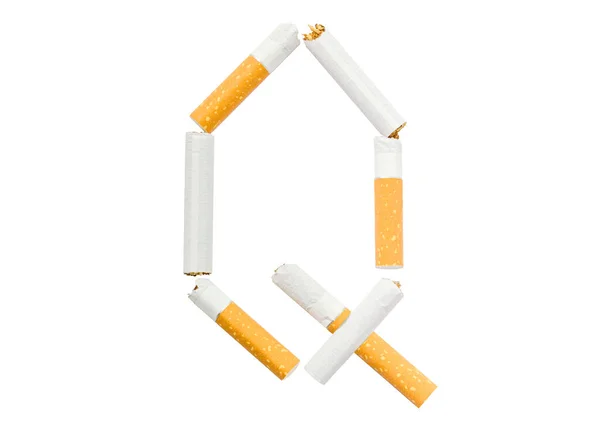 Cigarrillos doblados en forma de letra "Q" sobre fondo blanco — Foto de Stock