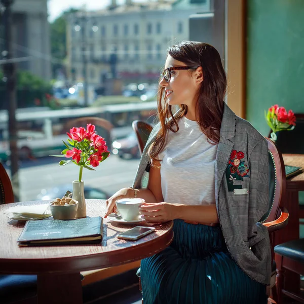 Mooie Glamoureuze Stijlvolle Brunette Meisje Glazen Zit Een Café Zonnige — Stockfoto