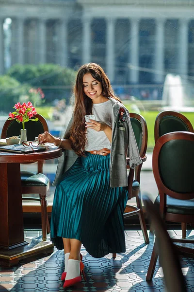 Hermosa Chica Morena Glamorosa Elegante Cafetería Mira Teléfono Sonríe Día —  Fotos de Stock