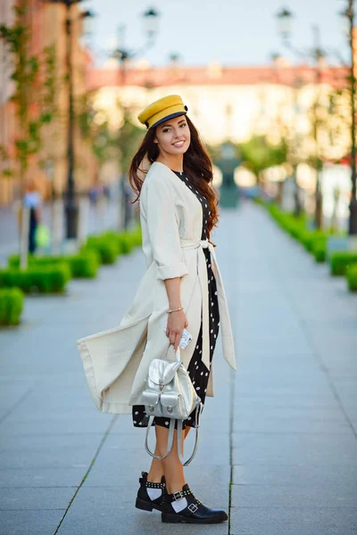 Una Hermosa Glamorosa Elegante Chica Morena Camina Por Ciudad Ríe —  Fotos de Stock