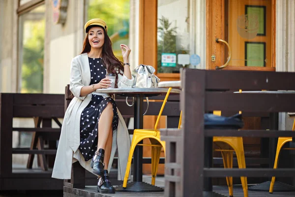 Prachtige Glamoureuze Stijlvolle Brunette Meisje Zit Een Straat Café Stad — Stockfoto