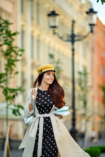 美しい 魅力的でスタイリッシュなブルネットの少女歩く街と笑い ストリート スタイル — ストック写真
